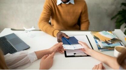 إصدار التأشيرات والإقامات